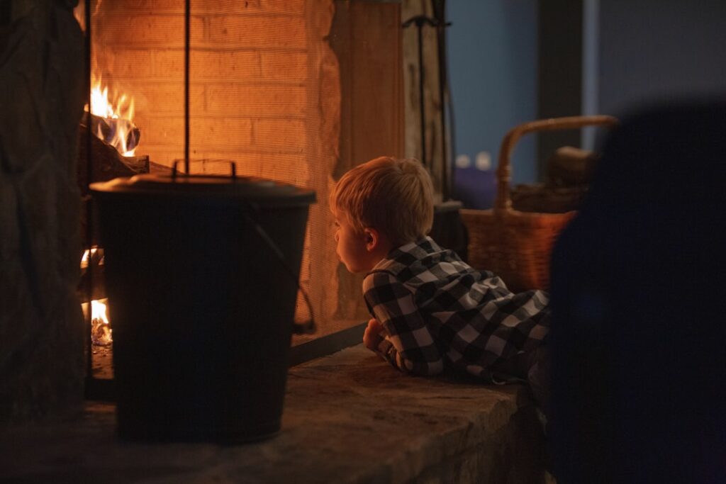 父親在家陪孩子玩耍，象徵有意識的時間管理與親子陪伴