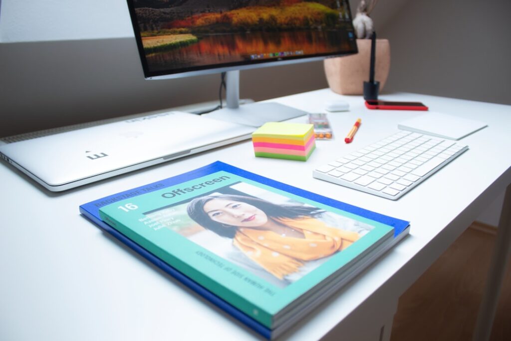 我以為換新 iPhone 是升級,拆解之後才發現是被設計好的慾望 iPhone 放在極簡桌面上,代表有意識地使用科技與停止年年換機