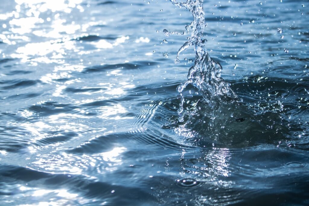 平靜水面象徵財務安全邊際與現金水位緩衝，致富心態